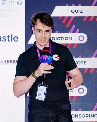 Romain Resse speaking on stage at an FTJ event